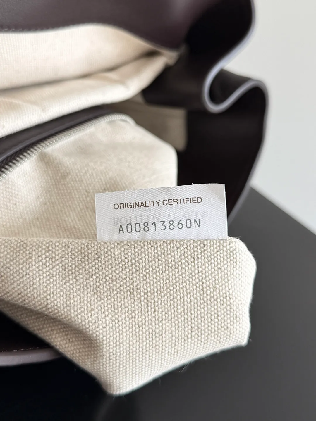 Batch 2560 Bottega Veneta's new Back To School backpack uses the iconic Intrecciato weaving leather process. Craftsmen use fine soft calfskin to weave it by hand. The weaving is tight and regular, and the texture is three-dimensional. The luster of the leather is super high-end, and the woven design of two different leathers creates a unique sense of layering. The flip-open design is equipped with two external flap pockets. It is super versatile whether it is for work, travel or daily life, and the capacity is also very practical.  The Back-To-School backpack is lighter than previous backpacks, and the space is large but not bulky. There are compartments for laptops and documents on the inner layer. The style is personalized, and it looks good and is easy to match. Carrying this backpack will double your chances of returning! Style number: 805971 Size: 39*31*14cm